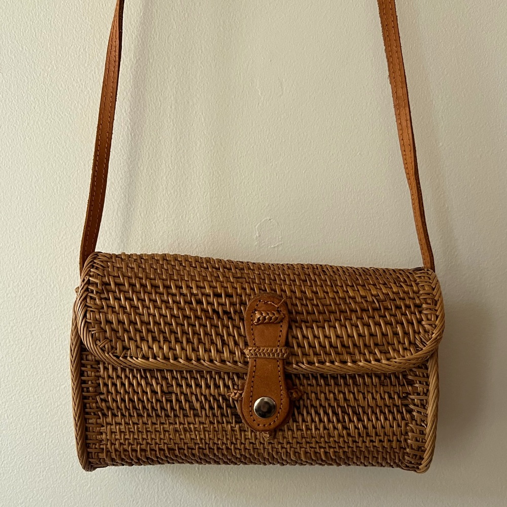 Woven cane shoulder bag from Bali batik lined